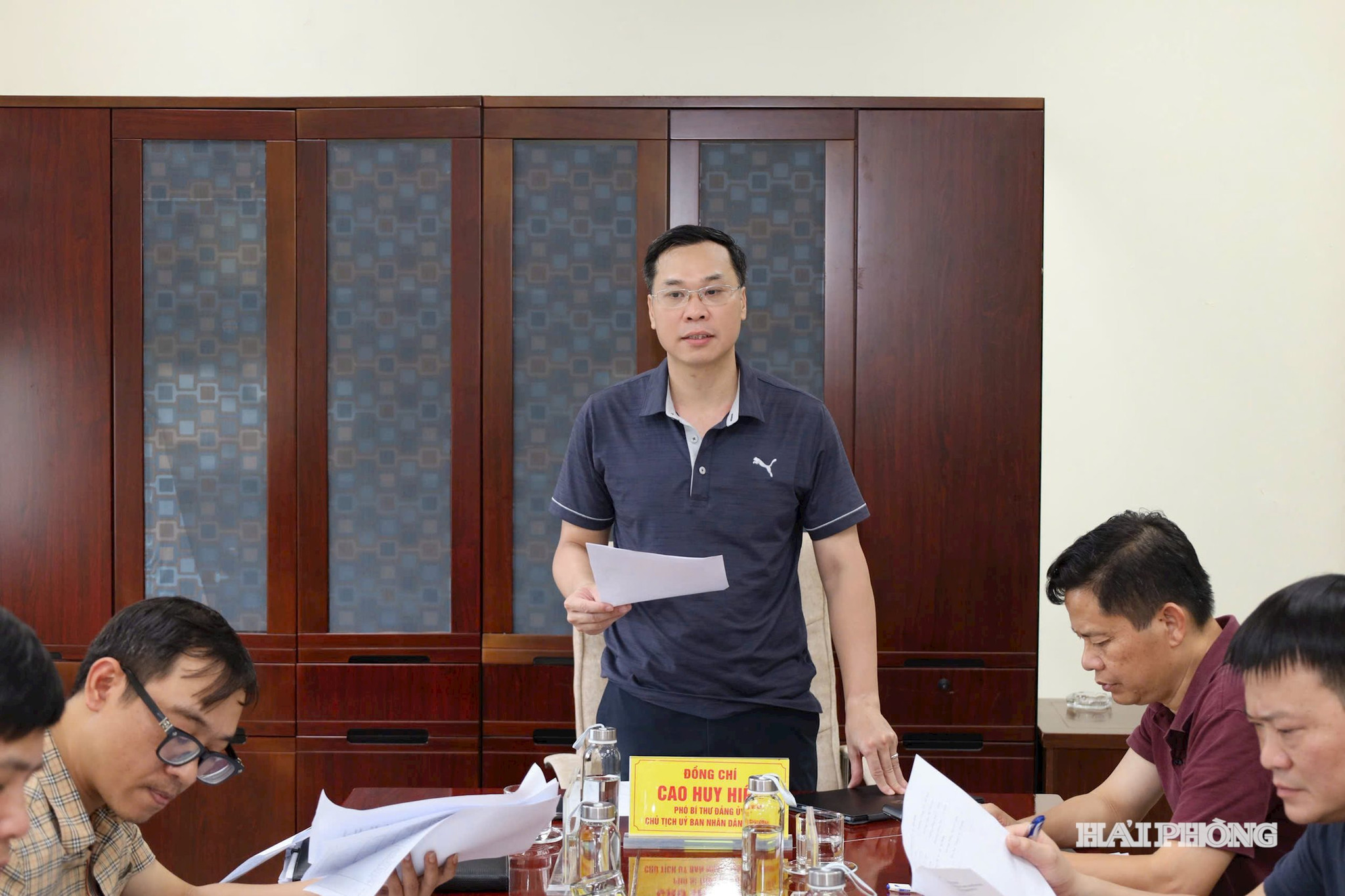 Đồng chí Cao Huy Hiếu, Phó bí thư Đảng uỷ, Chủ tịch UBND phường ải An chủ trì cuộc họp. Ảnh: MINH TRÍ