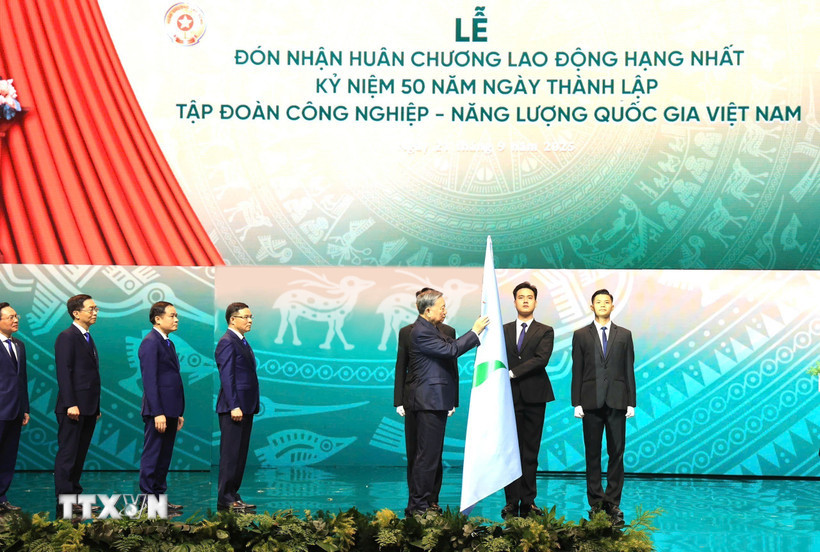 Tổng Bí thư Tô Lâm trao tặng Huân chương Lao động hạng Nhất cho Tập đoàn Công nghiệp-Năng lượng quốc gia Việt Nam. (Ảnh: Quốc Khánh/TTXVN)