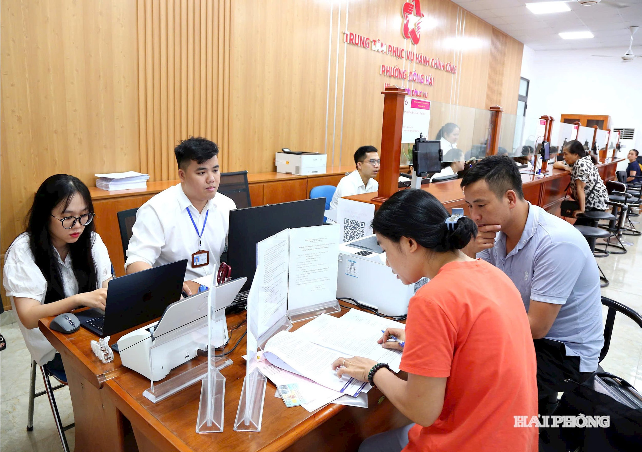 Người dân đến làm thủ tục cải cách hành chính một cửa tại UBND phường Đông Hải