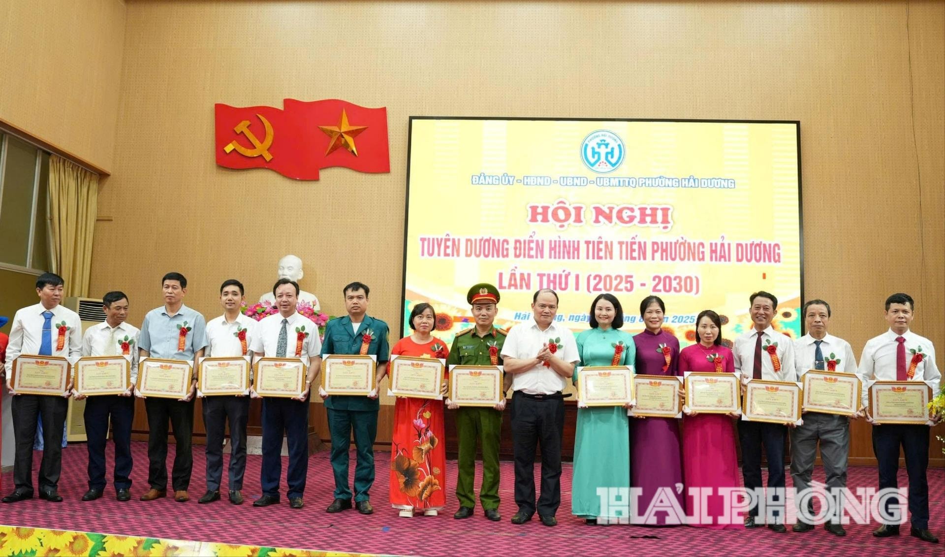 Lãnh đạo phường Hải Dương khen thưởng các cá nhân có thành tích xuất sắc trong phong trào thi đua giai đoạn 2020 - 2025