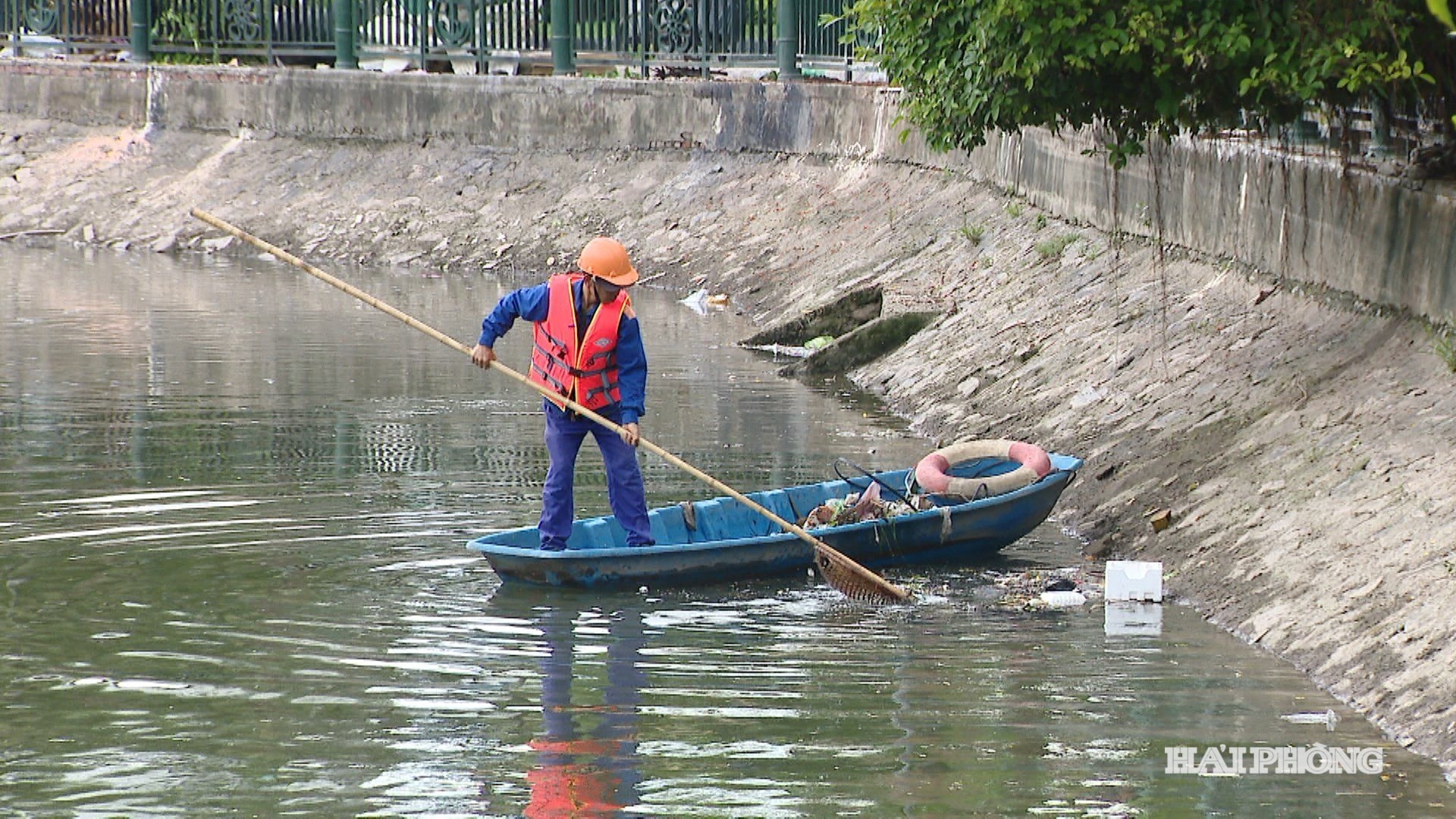 Dikena och regleringssjöarna samlas upp och rensas från sopor.