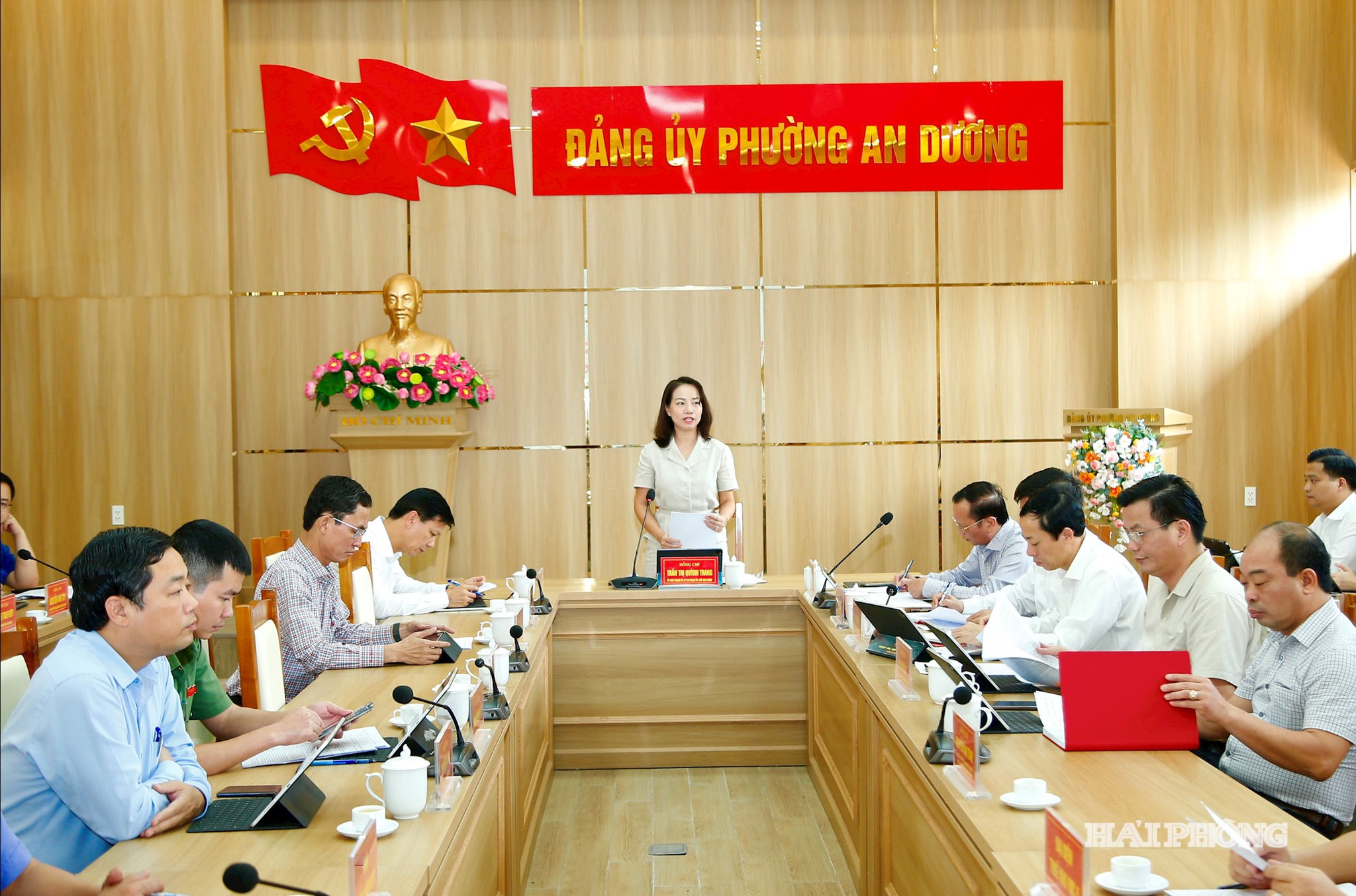Đồng chí Trần Thị Quỳnh Trang, Bí thư Đảng ủy phường An Dương chủ trì hội nghị.