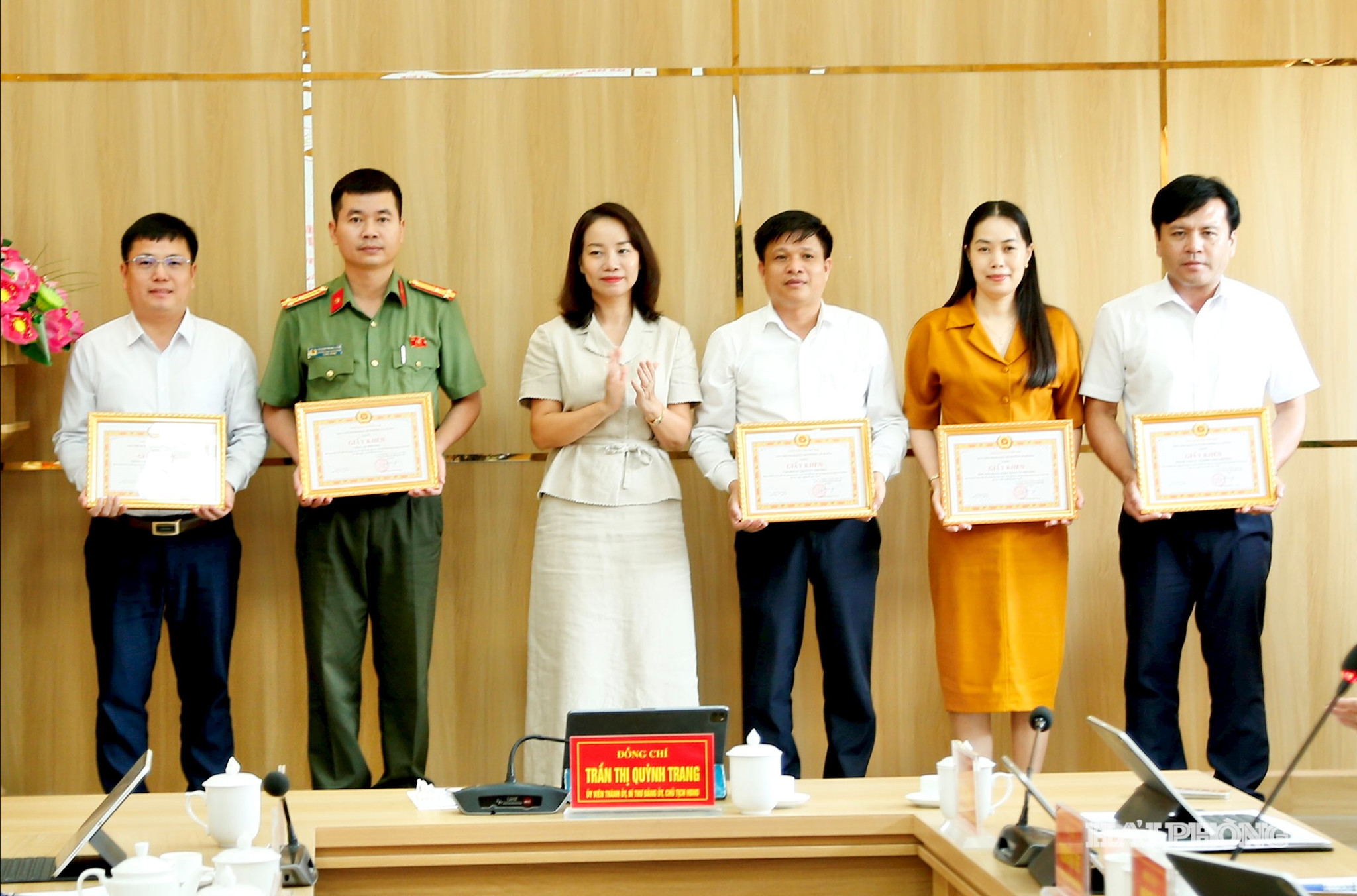 Đồng chí Trần Thị Quỳnh Trang, Bí thư Đảng ủy phường An Dương trao giấy khen tặng các tập thể có thành tích xuất sắc.