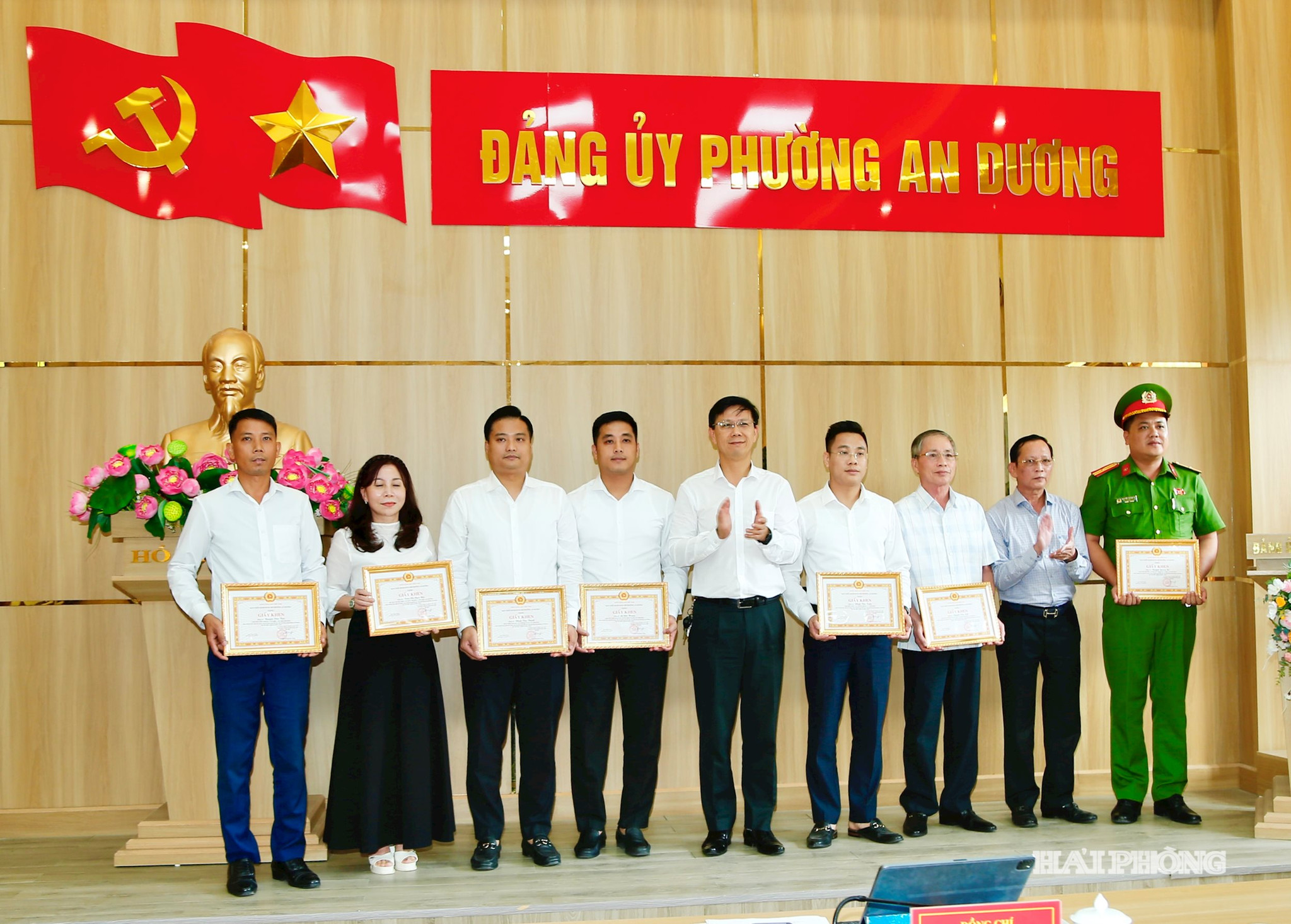 Lãnh đạo phường An Dương trao giấy khen tặng các cá nhân có thành tích xuất sắc.
