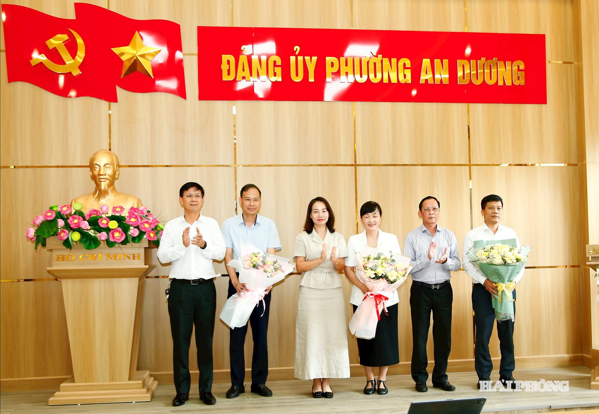 Đồng chí Trần Thị Quỳnh Trang, Bí thư Đảng ủy phường An Dương tặng hoa chúc mừng các đồng chí cán bộ phường nghỉ theo chế độ.