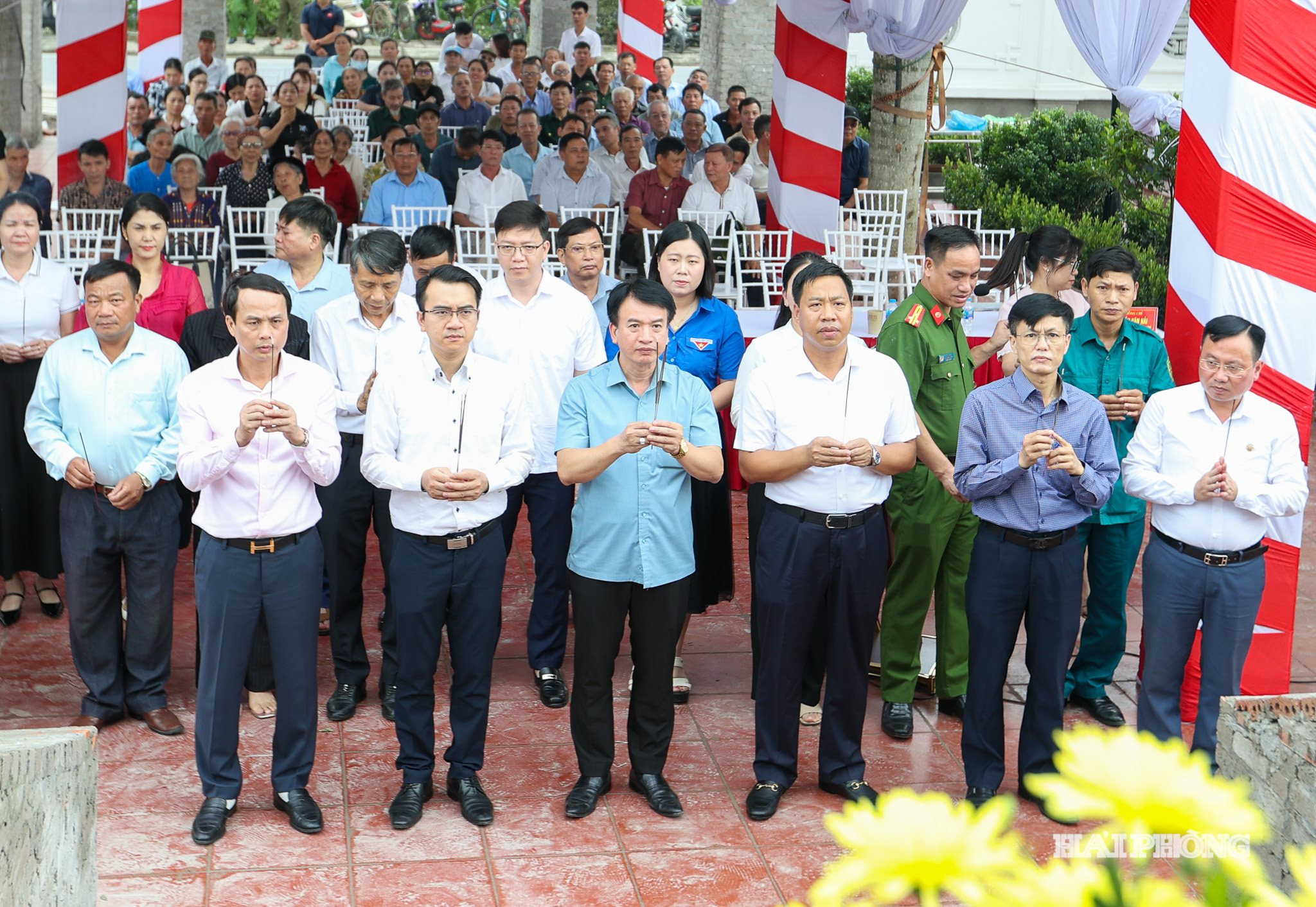 Đồng chí Nguyễn Đức Tuấn, Uỷ viên Ban Thường vụ Thành uỷ, phó chủ tịch Thường trực Uỷ ban MTTQ Việt Nam thành phố cùng các đồng chí lãnh đạo phường dâng hương tại đài liệt sĩ An Hoà