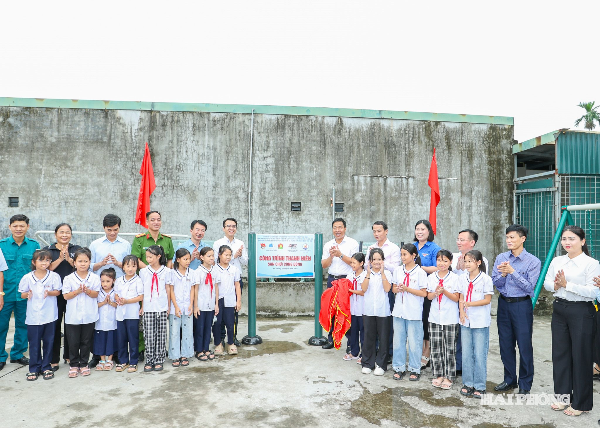 Đồng chí Nguyễn Đức Tuấn, Uỷ viên Ban Thường vụ Thành uỷ, phó chủ tịch Thường trực Uỷ ban MTTQ Việt Nam thành phố cùng các đồng chí lãnh đạo phường khánh thành công trình thanh niên- sân chơi cộng đồng