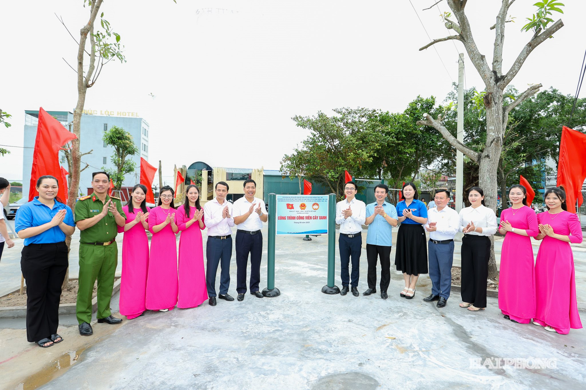 Đồng chí Nguyễn Đức Tuấn, Uỷ viên Ban Thường vụ Thành uỷ, phó chủ tịch Thường trực Uỷ ban MTTQ Việt Nam thành phố cùng các đồng chí lãnh đạo phường khánh thành công viên cây xanh