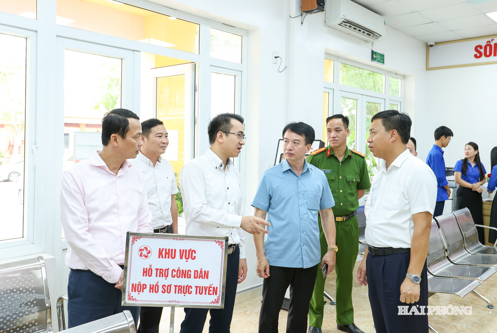 Đồng chí Nguyễn Đức Tuấn, Uỷ viên Ban Thường vụ Thành uỷ, phó chủ tịch Thường trực Uỷ ban MTTQ Việt Nam thành phố kiểm tra tại trung tâm phục vụ hành chính công phường An Phong