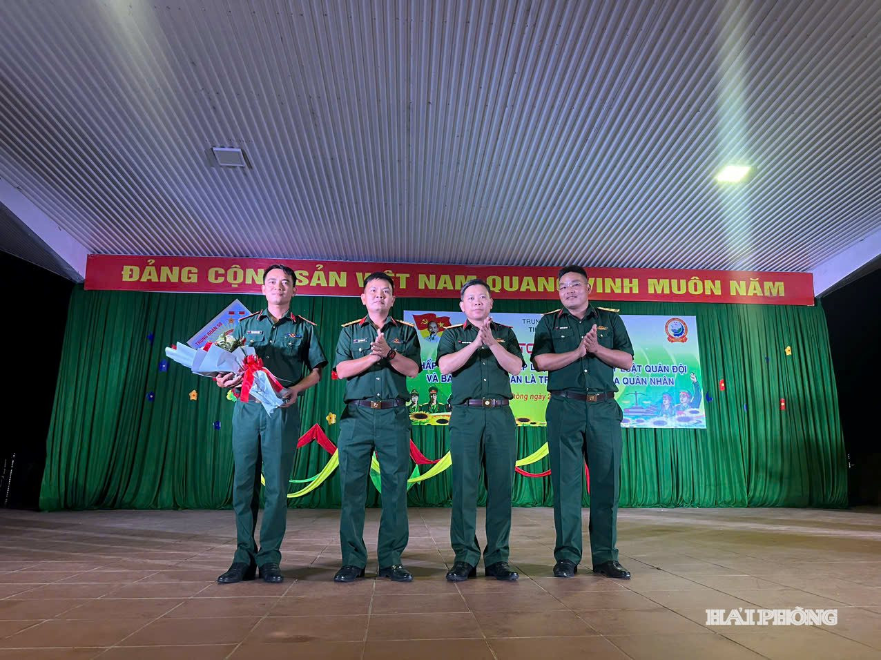Lãnh đạo Bộ Chỉ huy Quân sự thành phố và Trung đoàn 50 tặng hoa cán bộ, chiến sĩ Tiểu đoàn 1