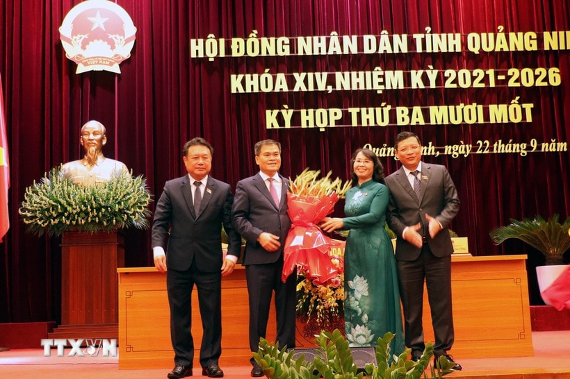 Lãnh đạo Hội đồng Nhân dân tỉnh Quảng Ninh tặng hoa chúc mừng ông Bùi Văn Khắng được bầu làm Chủ tịch Ủy ban Nhân dân tỉnh Quảng Ninh. (Ảnh: Văn Đức/TTXVN)