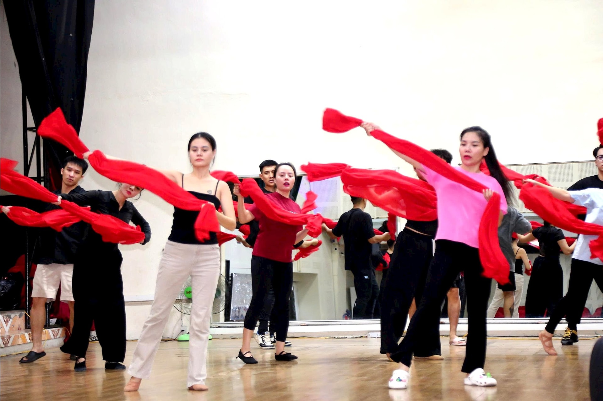សិល្បករ តារាចម្រៀង និងតារាសម្តែងនៃមហោស្រពសិល្បៈសហសម័យ Hai Phong កំពុងផ្តោតអារម្មណ៍លើកម្មវិធីសិល្បៈ ដើម្បីស្វាគមន៍មហាសន្និបាតបក្សទីក្រុង។ រូបថតរបស់ DO HIE