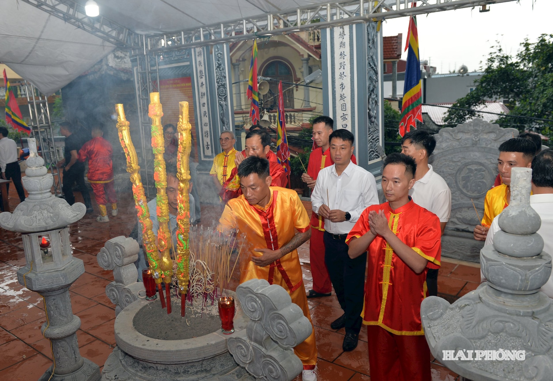 Các nghi thức trước ngày khai hội như lễ dâng hương, thượng cờ, rước nước đã được tiến hành. Trong ảnh: Các chủ trâu dâng hương tại đền Nghè tại lễ thượng cờ hội chọi trâu năm 2025.