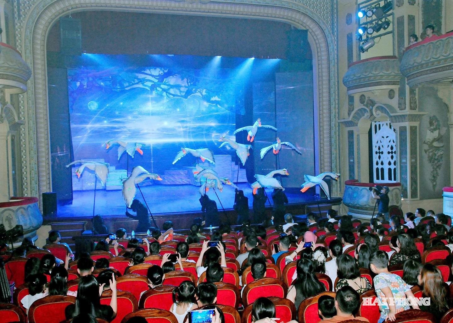 Vở múa rối Bầy chim thiên nga được truyền hình trực tiếp trên kênh THP của Báo và phát thanh, truyền hình Hải Phòng ngày 13-9
