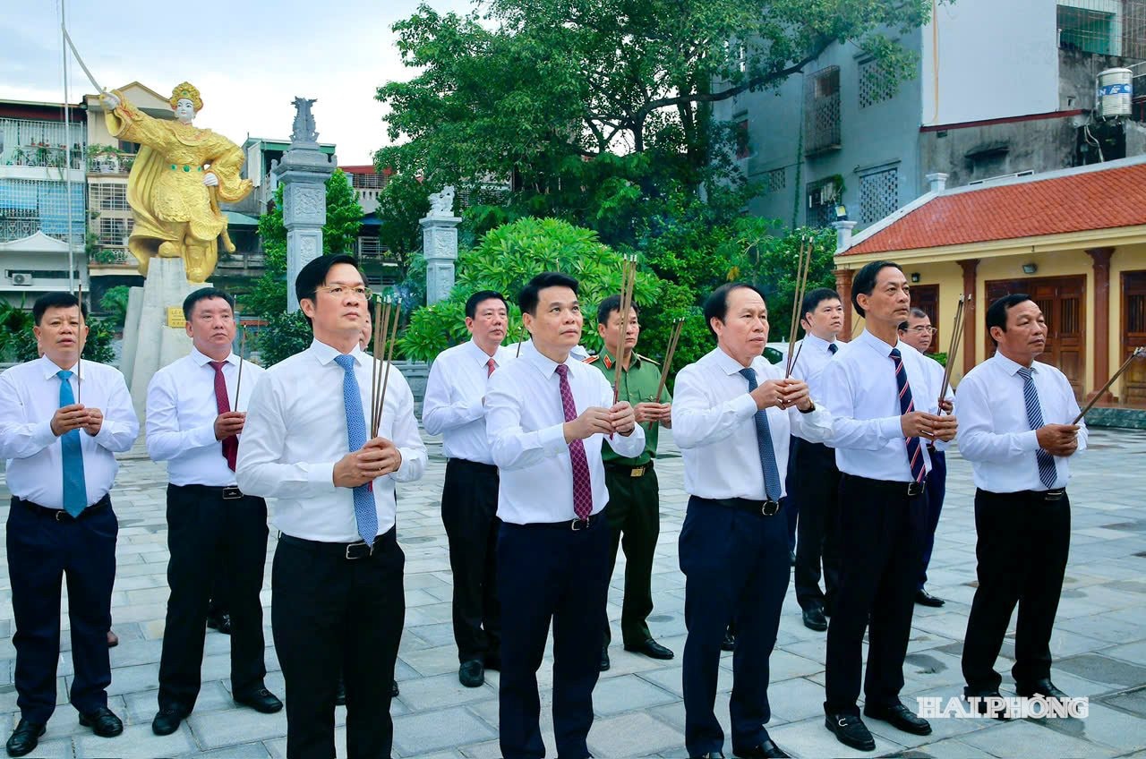 Đoàn đại biểu lãnh đạo thành phố dâng hương tại di tích cấp quốc gia đình An Biên.