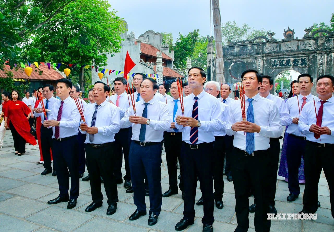 Các đồng chí lãnh đạo thành phố dâng hương tại đền Kiếp Bạc.