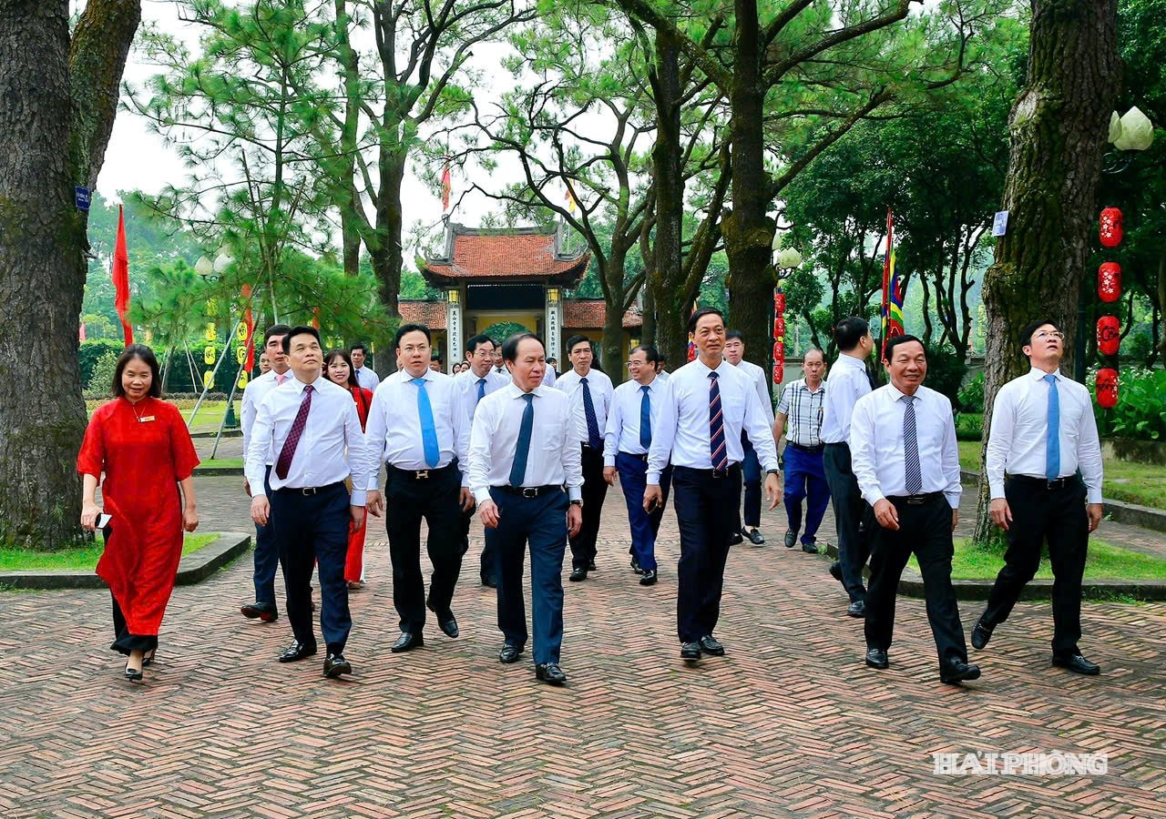 Các đồng chí lãnh đạo thành phố tham quan, dâng hương tại di tích Côn Sơn.