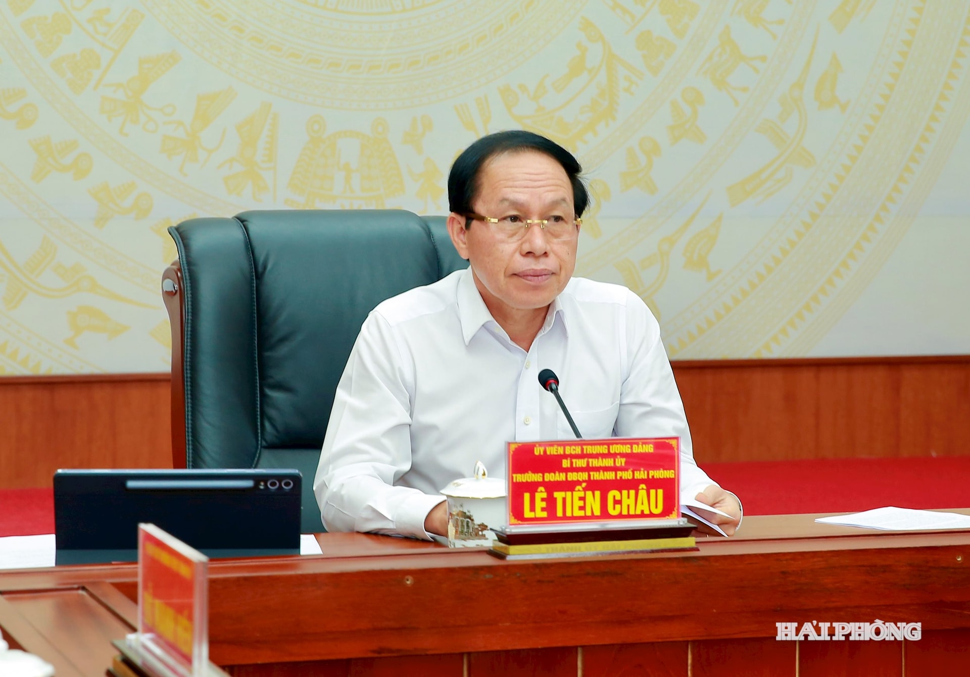Anh bao in trang 1: Đồng chí Lê Tiến Châu, Ủy viên Trung ương Đảng, Bí thư Thành ủy, Trưởng Đoàn Đại biểu Quốc hội thành phố Hải Phòng chủ trì hội nghị.
