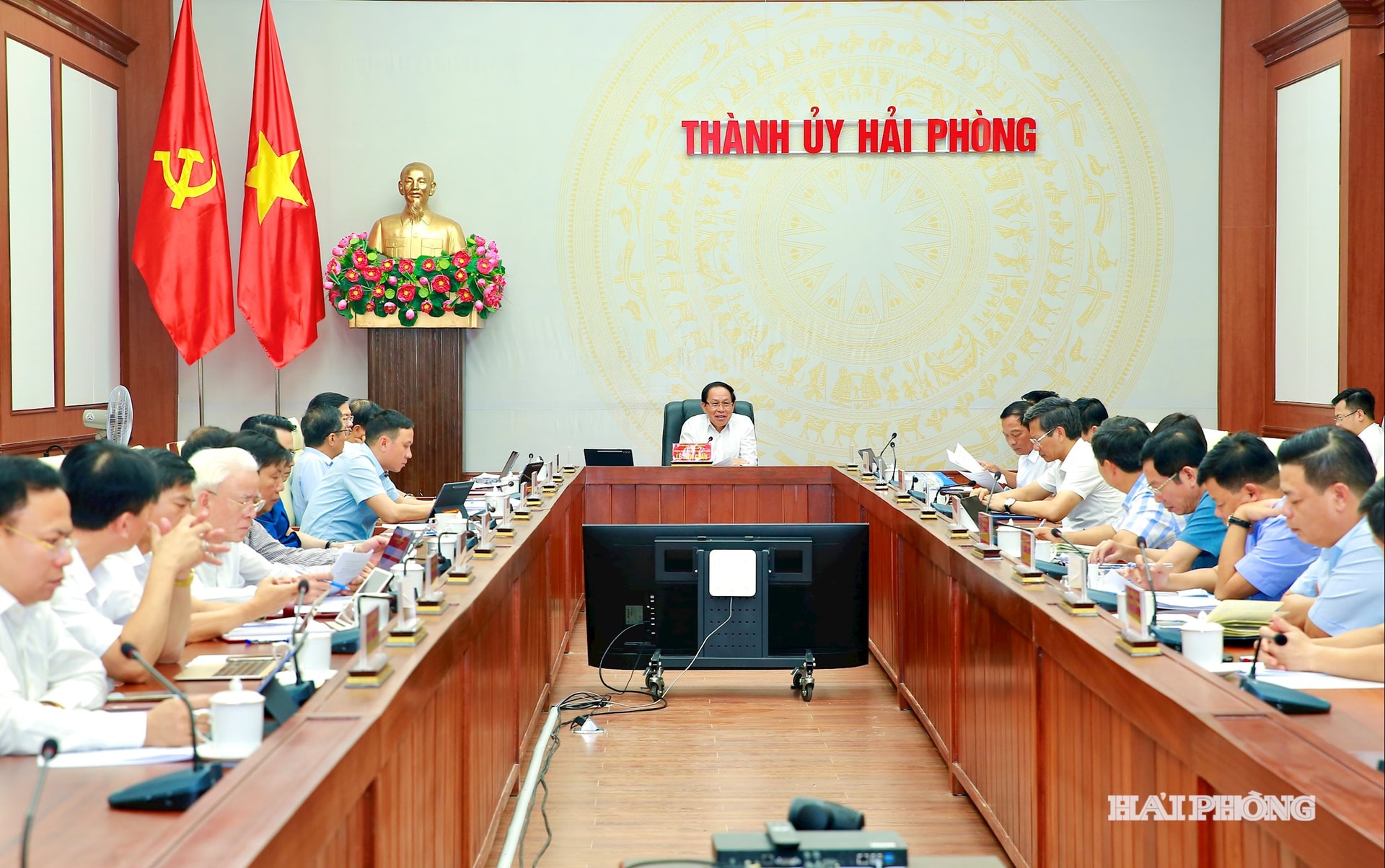 Đồng chí Lê Tiến Châu, Uỷ viên Trung ương Đảng, Bí thư Thành uỷ, Trưởng đoàn đại biểu quốc hội Hải Phòng phát biểu kết luận cuộc họp.