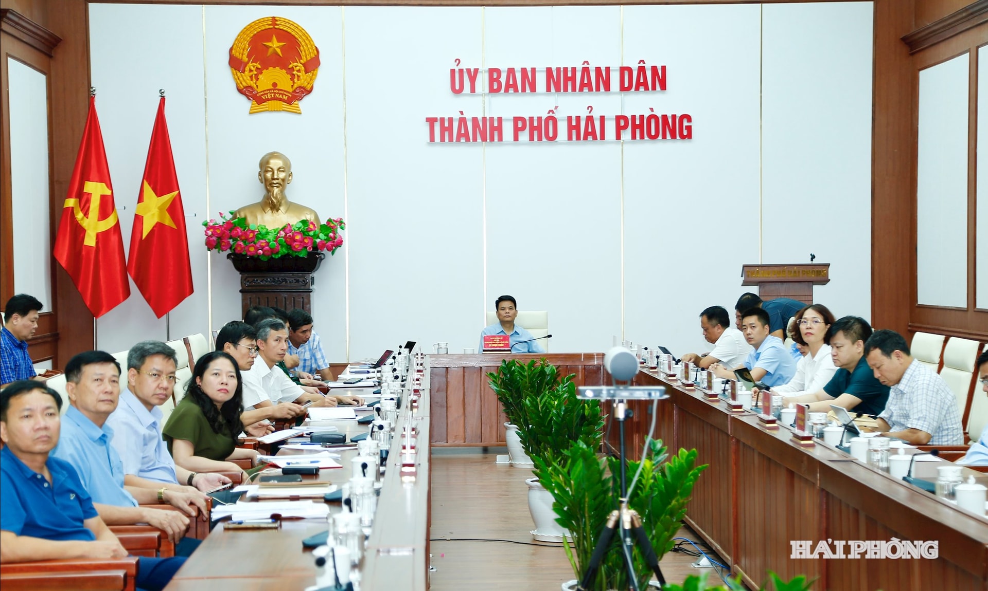 សមមិត្ត Le Ngoc Chau ប្រធានគណៈកម្មាធិការប្រជាជនទីក្រុងបានធ្វើជាអធិបតីនៅចំនុចស្ពានទីក្រុង Hai Phong។