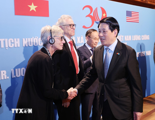 Chủ tịch nước Lương Cường gặp gỡ những người bạn, nhân dân tiến bộ Hoa Kỳ. (Ảnh: Lâm Khánh/TTXVN) ttxvn-chu-tich-nuoc-luong-cuong-gap-go-nhung-nguoi-ban-hoa-ky-8290238-7.jpg
