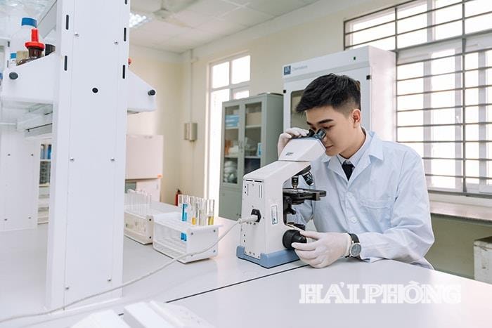 Hoạt động nghiên cứu khoa học tại phòng thực hành, thí nghiệm của Trường Đại học Hàng hải Việt Nam.
