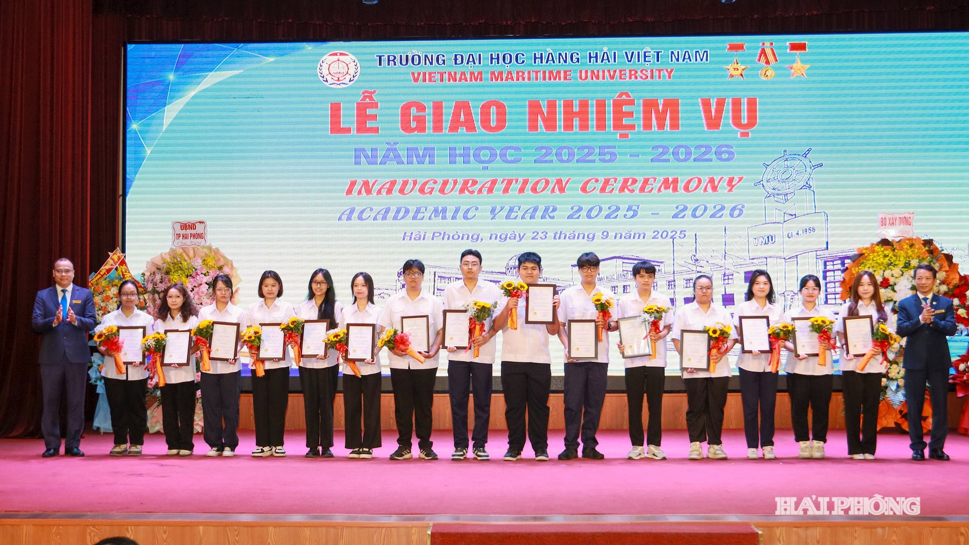 Đại diện BGH Trường ĐHHH Việt Nam trao quà tặng các sinh viên có thành tích xuất sắc