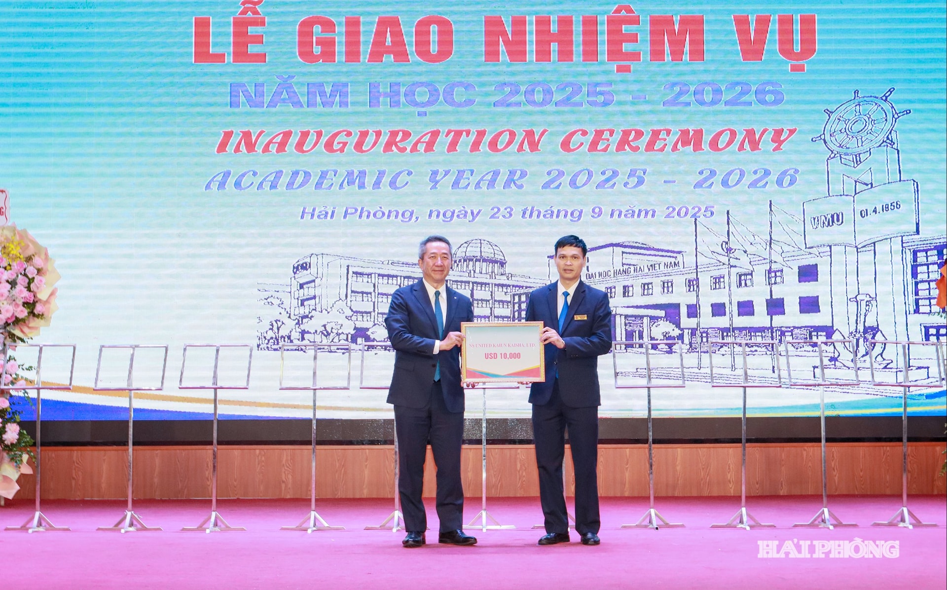 Đại diện các đơn vị, tổ chức trao tài trợ cho trường Đại học Hàng Hải Việt Nam