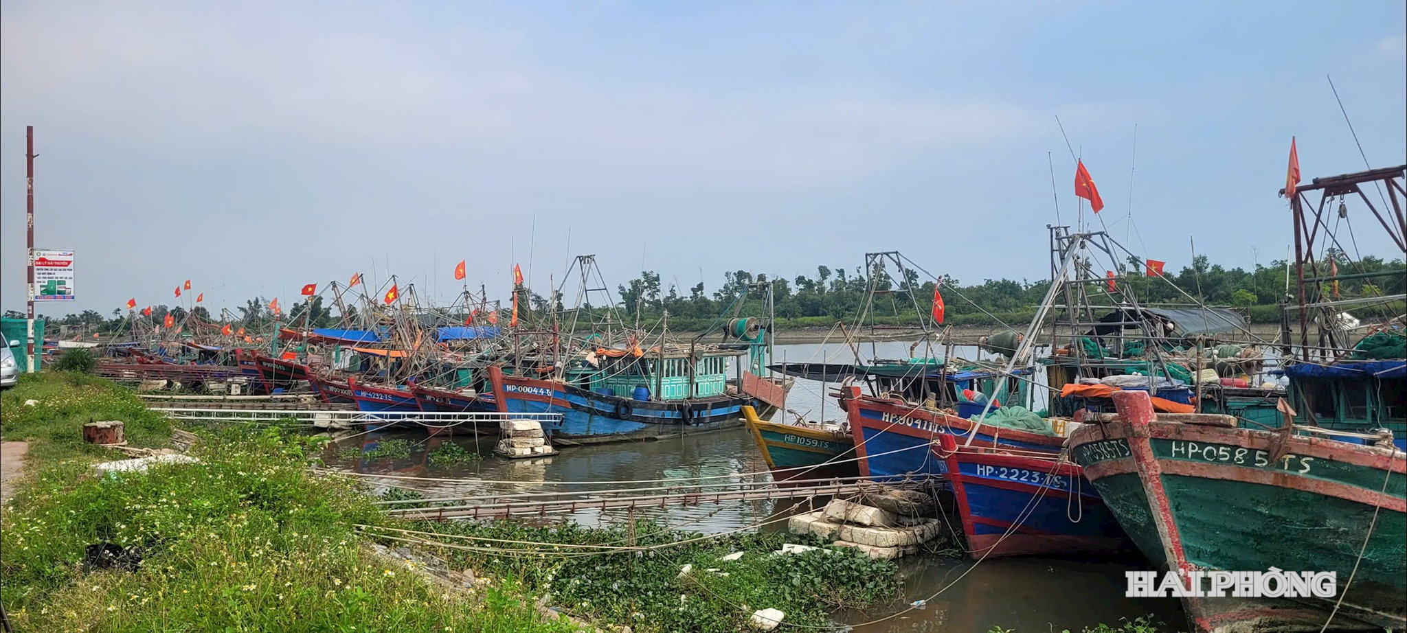 Các tàu thuyền cập bến Nam Hải (xã Kiến Hải)