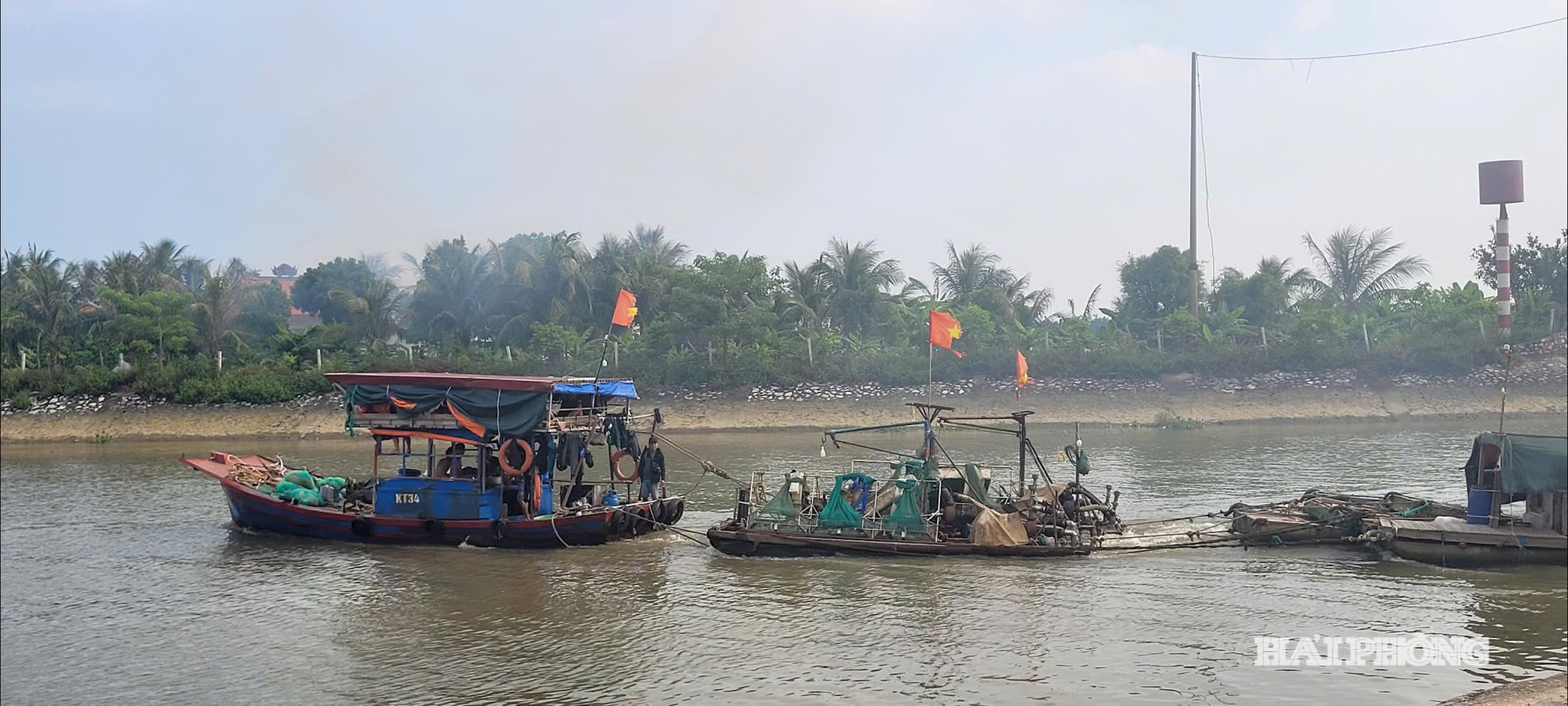 Các tàu thuyền về bến Nam Hải, xã Kiến Hải