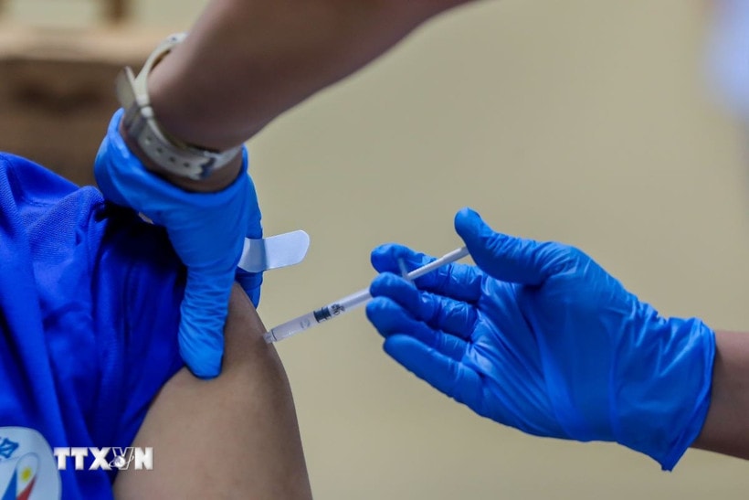 Nhân viên y tế tiêm vaccine phòng COVID-19 cho người dân. (Ảnh: THX/TTXVN)