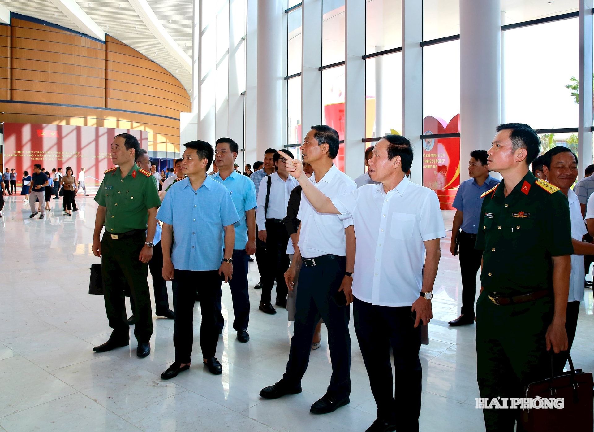 Các đồng chí lãnh đạo thành phố kiểm tra công tác chuẩn bị Đại hội đại biểu Đảng bộ thành phố Hải Phòng lần thứ I, nhiệm kỳ 2025 - 2030 tại Trung tâm Hội nghị và Biểu diễn thành phố.