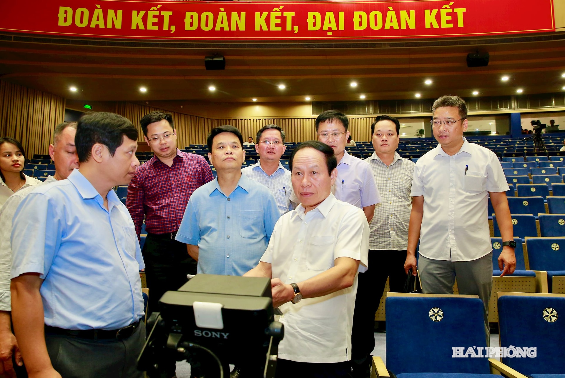 Đồng chí Bí thư Thành ủy Lê Tiến Châu chỉ đạo các đơn vị tiếp thu, chỉnh sửa, hoàn thiện các phần việc để bảo đảm đại hội diễn ra trang trọng, nghiêm túc, hiệu quả.