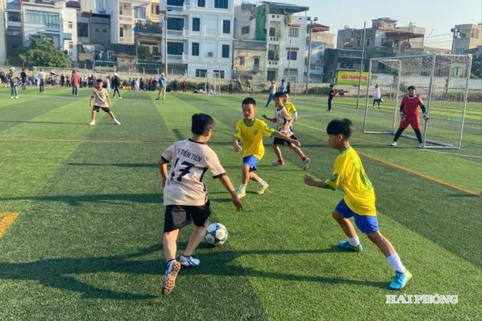 Đội bóng đá của Trường Tiểu học Tiền Tiến (phường Nam Đồng, thành phố Hải Phòng) giành nhiều danh hiệu do sự hướng dẫn của thầy giáo Nguyễn Tiến Vịnh.
