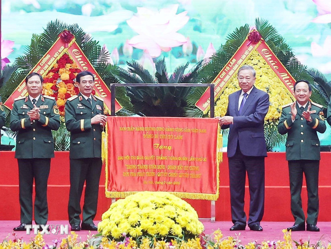 Tổng Bí thư Tô Lâm tặng bức trướng cho Đại hội. (Ảnh: Thống Nhất/TTXVN) ttxvn-tong-bi-thu-to-lam-du-dai-hoi-thi-dua-quyet-thang-toan-quan-lan-thu-xi-17.jpg