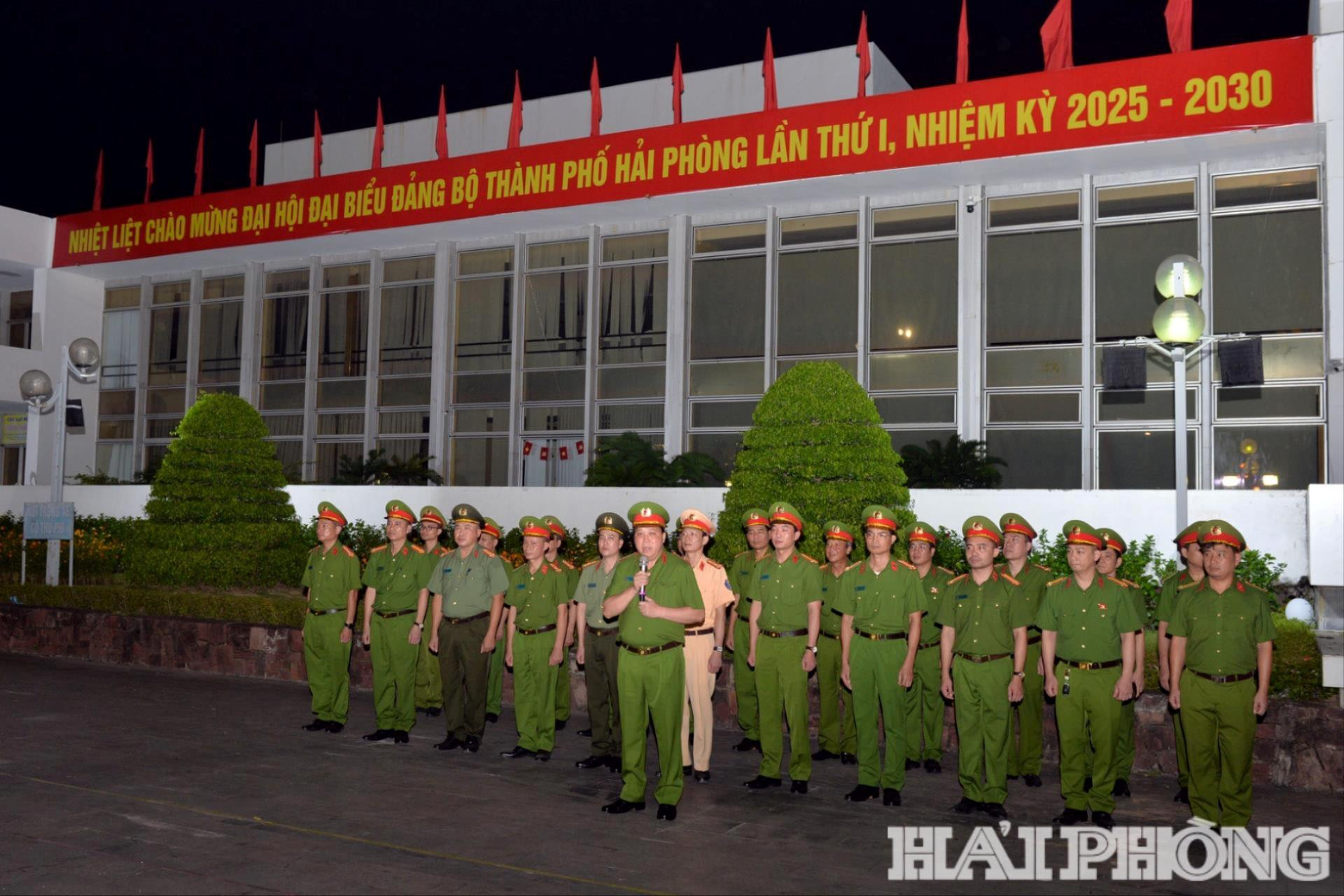 Đại tá Bùi Trung Thành, Phó giám đốc Công an thành phố phát biểu tại lễ ra quân