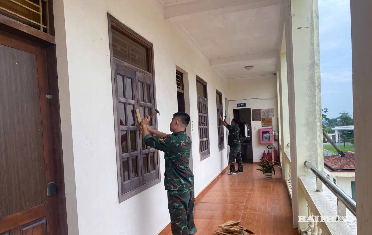 Cán bộ, chiến sĩ đặc khu Bạch Long Vĩ chằng chống doanh trại trước bão số 9.1