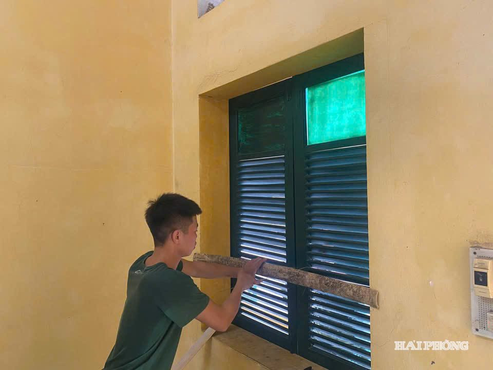 Cán bộ, chiến sĩ Đại đội 20, Bộ Chỉ huy Quân sự thành phố chằng chống doanh trại trước bão số 9