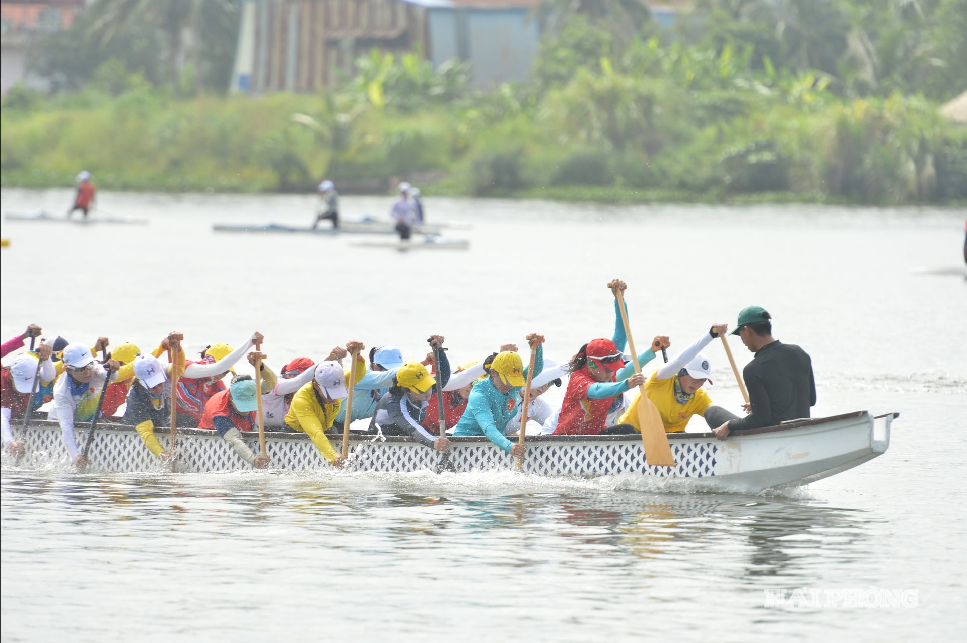 dua thuyen 18