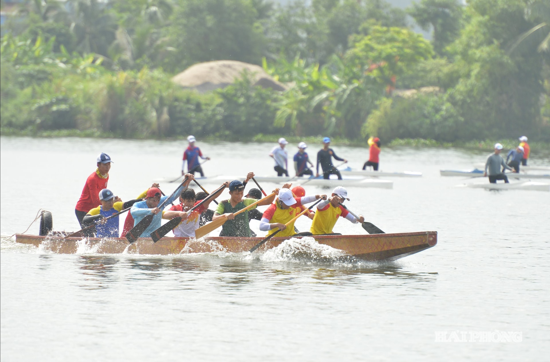 dua thuyen 19