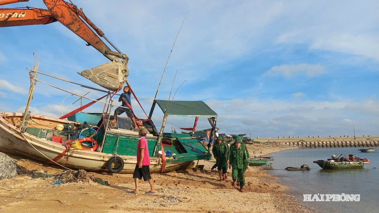 Cán bộ, chiến sĩ Đồn Biên phòng Bạch Long Vĩ hỗ trợ ngư dân đưa phương tiện lên bờ tránh trú bão