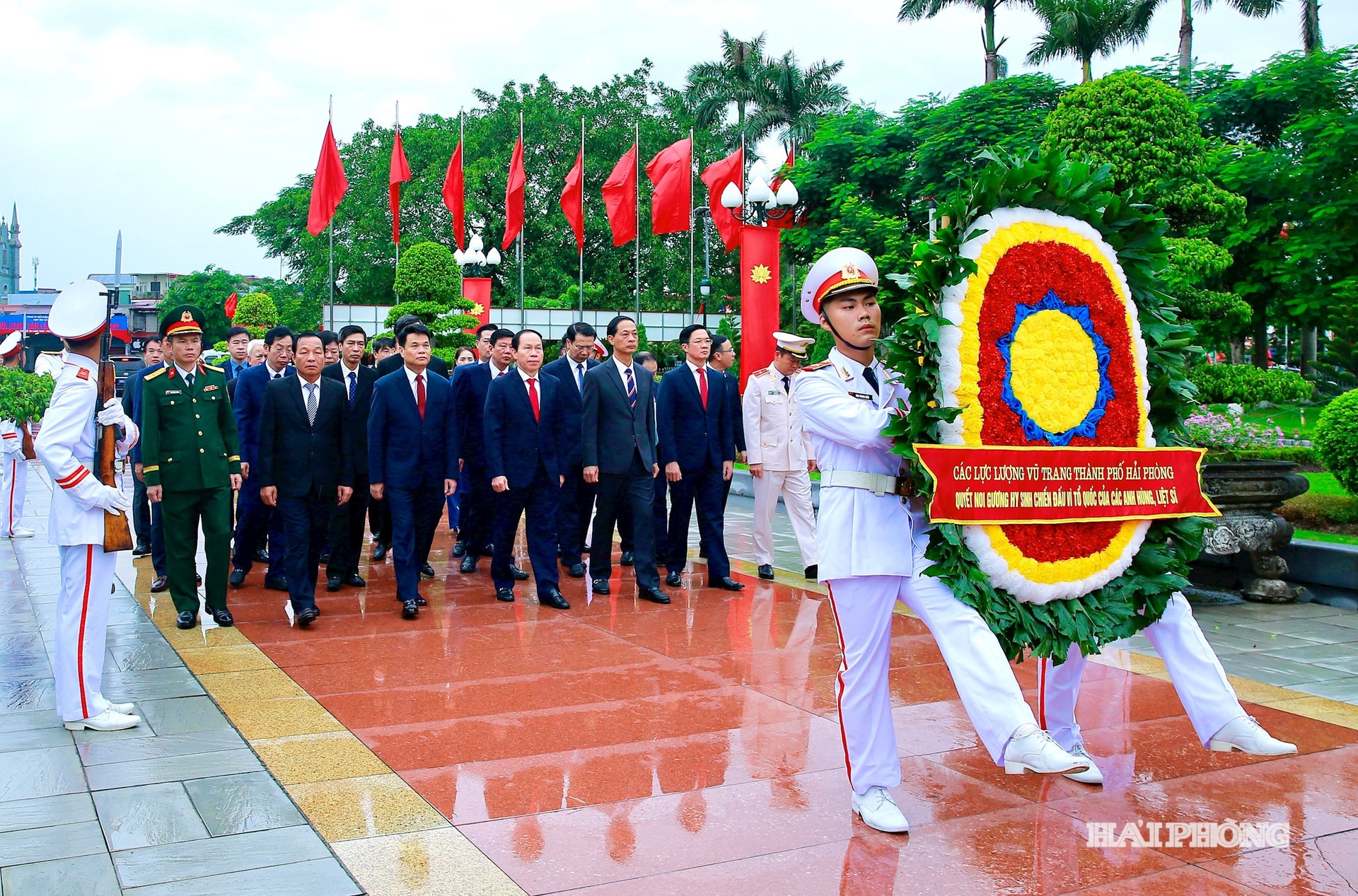 Đồng chí Lê Tiến Châu, Uỷ viên Trung ương Đảng, Bí thư Thành uỷ, Trưởng đoàn đại biểu Quốc hội Hải Phòng cùng các đồng chí lãnh đạo thành phố dâng hương viếng các Anh hùng liệt sĩ tại Đài tưởng niệm các Anh hùng liệt sĩ thành phố.