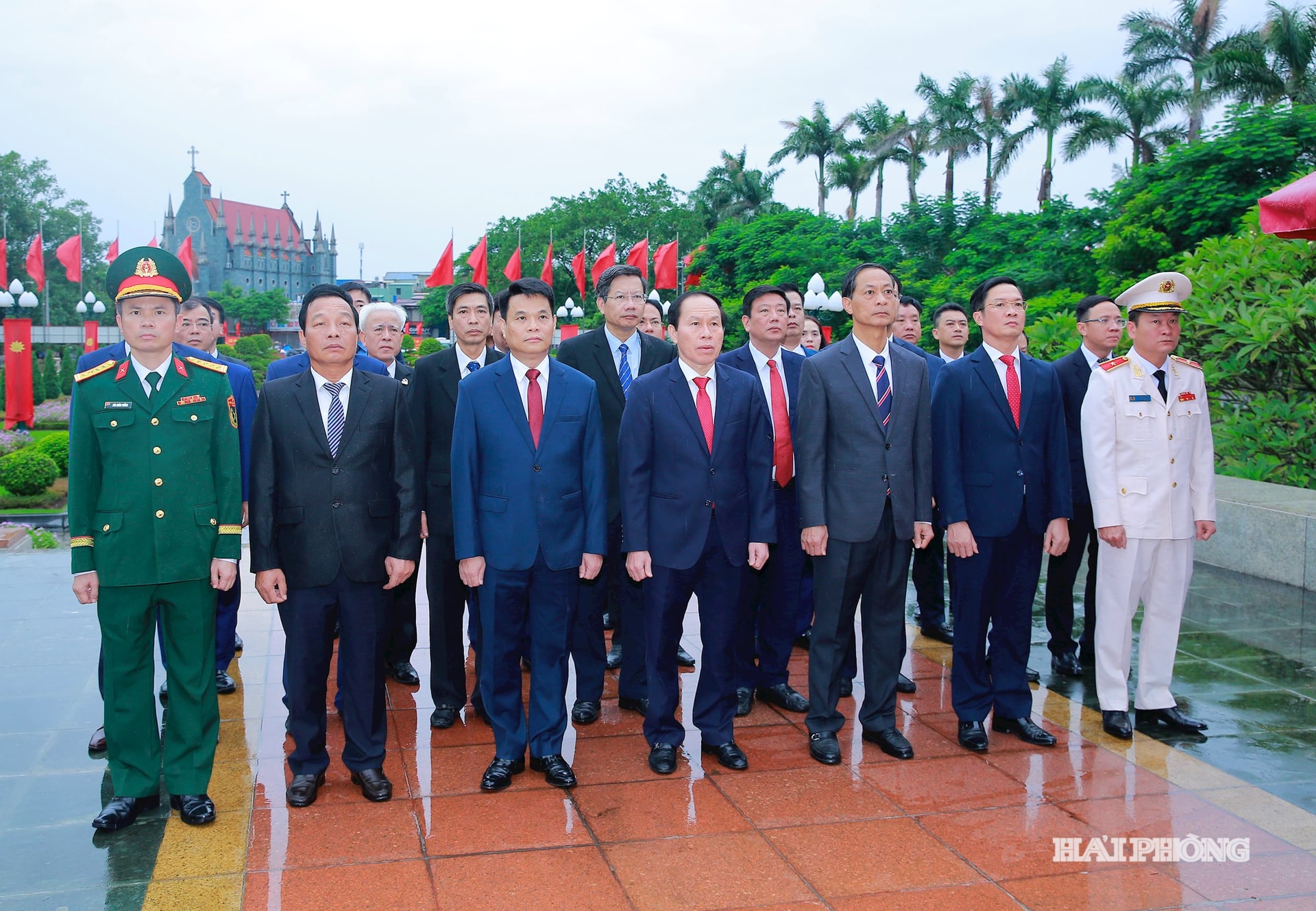 Đồng chí Lê Tiến Châu, Uỷ viên Trung ương Đảng, Bí thư Thành uỷ, Trưởng đoàn đại biểu Quốc hội Hải Phòng cùng các đồng chí lãnh đạo thành phố dâng hương viếng các Anh hùng liệt sĩ tại Đài tưởng niệm các Anh hùng liệt sĩ thành phố.