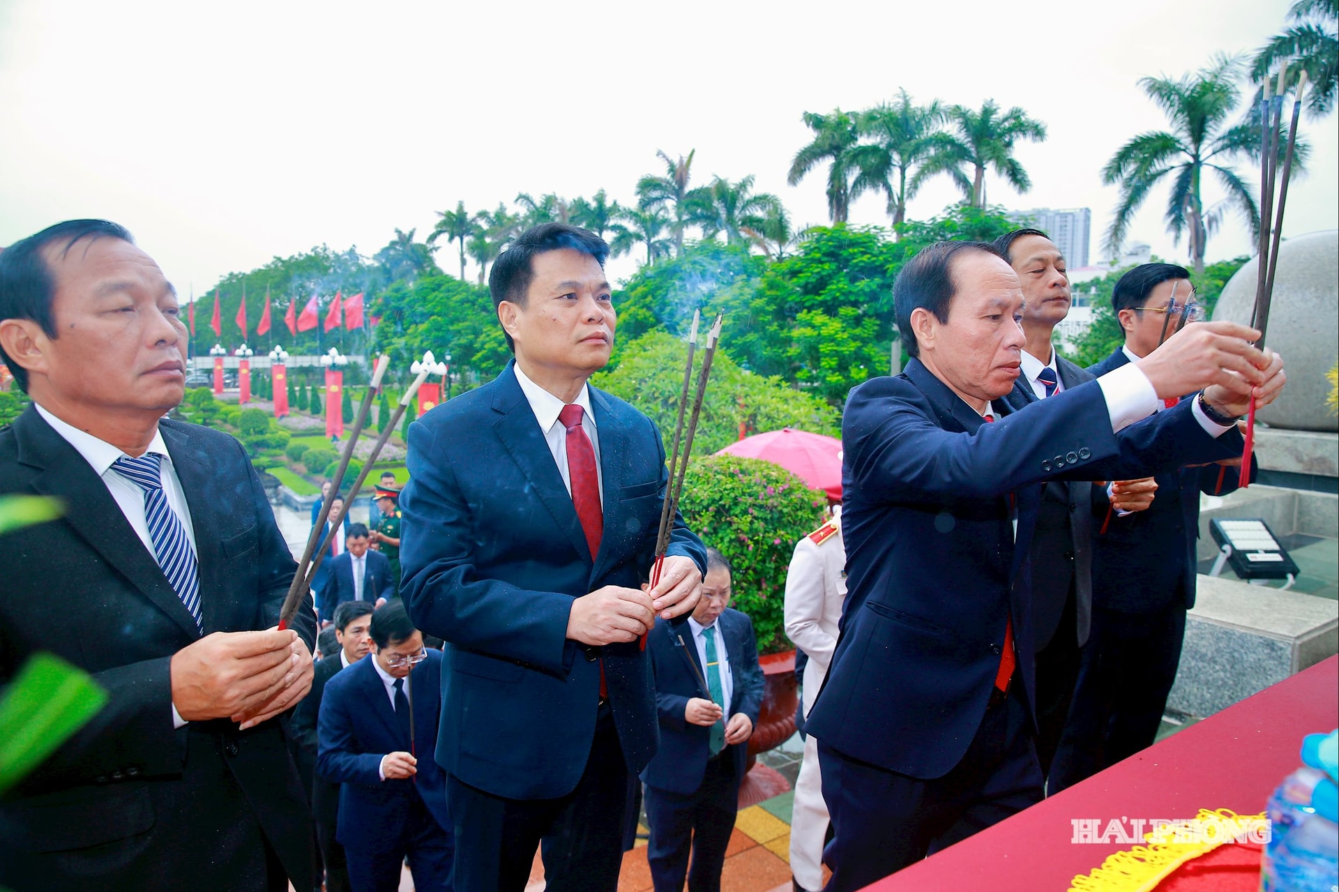 Các đồng chí lãnh đạo thành phố thành kính dâng hương tưởng nhớ các Anh hùng liệt sĩ.