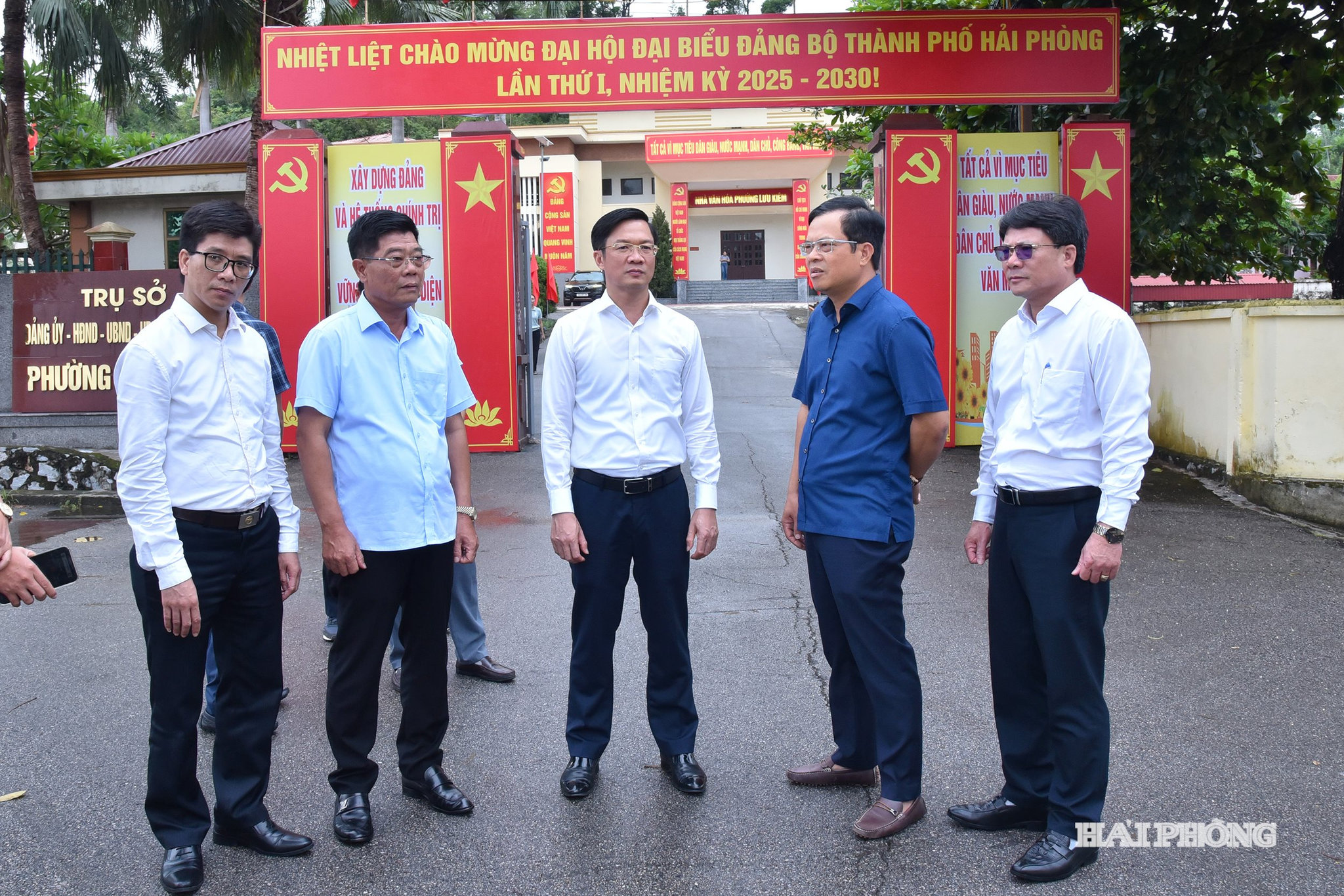 Đồng chí Phạm Văn Lập, Phó bí thư Thành ủy, Chủ tịch Ủy ban MTTQ Việt Nam thành phố kiểm tra công tác tuyên truyền chuẩn bị Đại hội Đảng bộ thành phố trên địa bàn phường Lưu Kiếm.