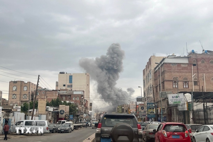 Khói bốc lên sau cuộc không kích của Israel tại Sanaa, Yemen, ngày 10/9/2025. (Ảnh: THX/TTXVN)
