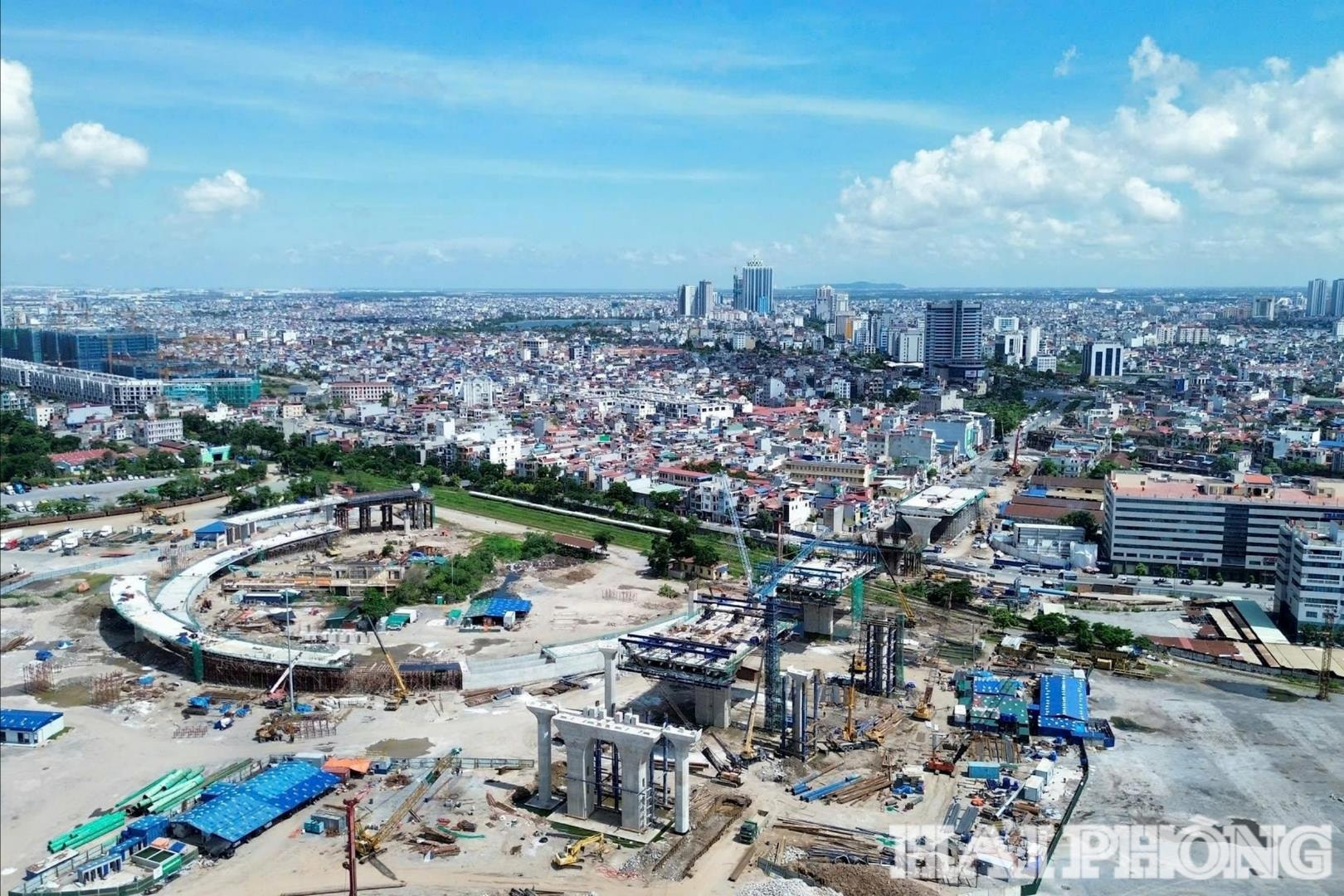 Là công trình giao thông trọng điểm thành phố nên dự án đầu tư xây dựng cầu Nguyễn Trãi và chỉnh trang đô thị vùng phụ cận đang gấp rút thi công.