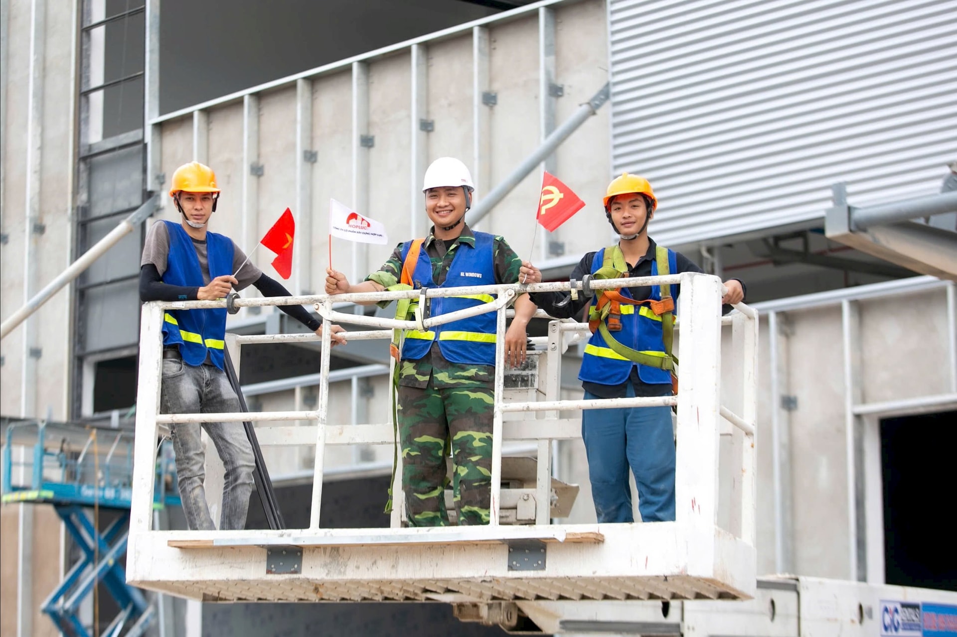 Không phải người Hải Phòng, nhưng anh Trần Duy Tùng (quê Hà Giang - người đứng giữa) chia sẻ, anh rất kỳ vọng vào những đột phá về hạ tầng, kinh tế – xã hội của thành phố trong nhiệm kỳ mới. Những dự án lớn như Nhà máy Deli không chỉ tạo diện mạo mới cho đô thị công nghiệp, mà còn mở ra cơ hội việc làm cho đông đảo lao động từ nhiều địa phương.