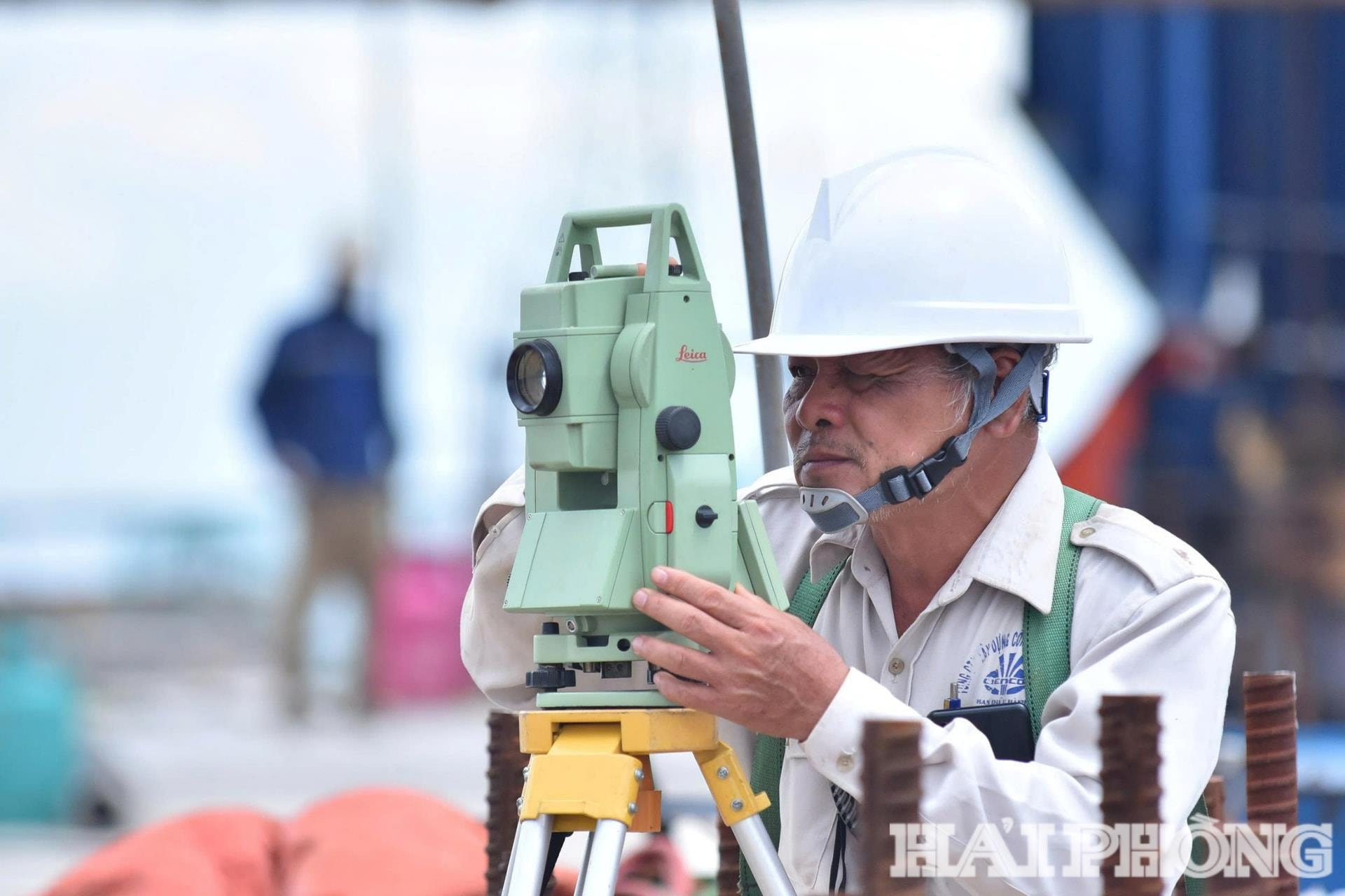 Kỹ sư Hoàng Công Chính tỉ mỉ căn chỉnh từng hạng mục thi công trên gói thầu thi công đường dẫn của cầu Nguyễn Trãi.