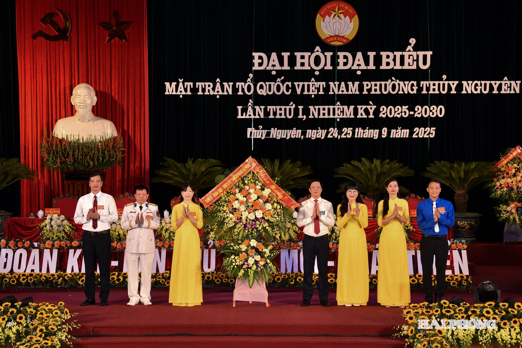Đồng chí Phạm Văn Lập, Phó bí thư Thành ủy, Chủ tịch Ủy ban MTTQ Việt Nam thành phố tặng hoa chúc mừng Đại hội.